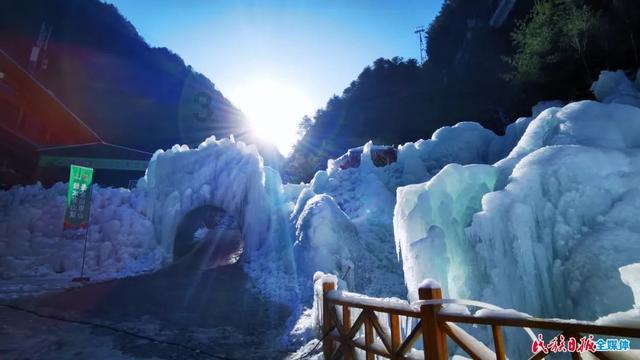 逃离废弃高校