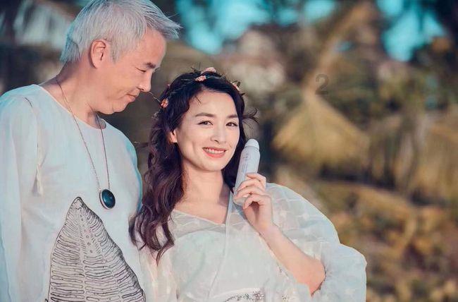 时尚短款皮衣搭军绿色哈伦裤，轻松穿出酷飒感和帅气感，符合你的审美吗？