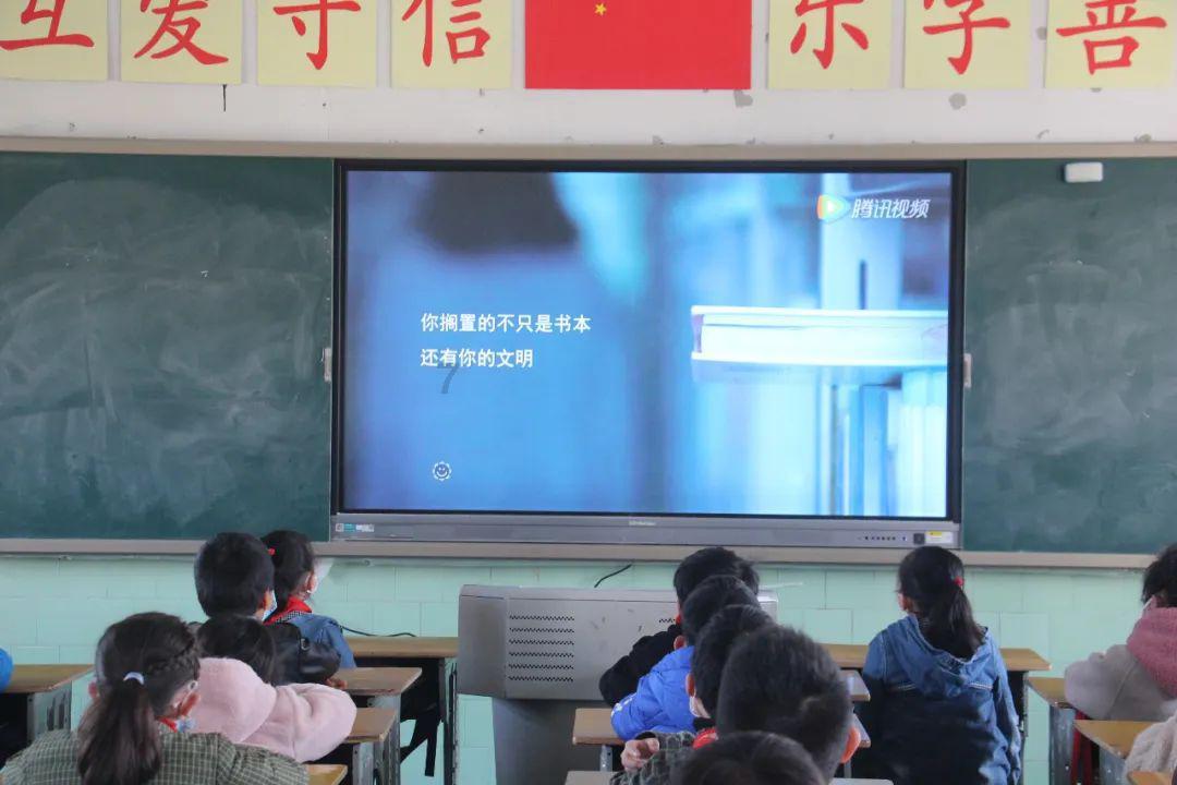 无数一线工作者们默默坚守 温暖和守护着平安回家路